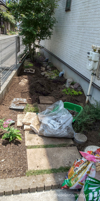 土壌改良をしながら全面庭のリニューアル中